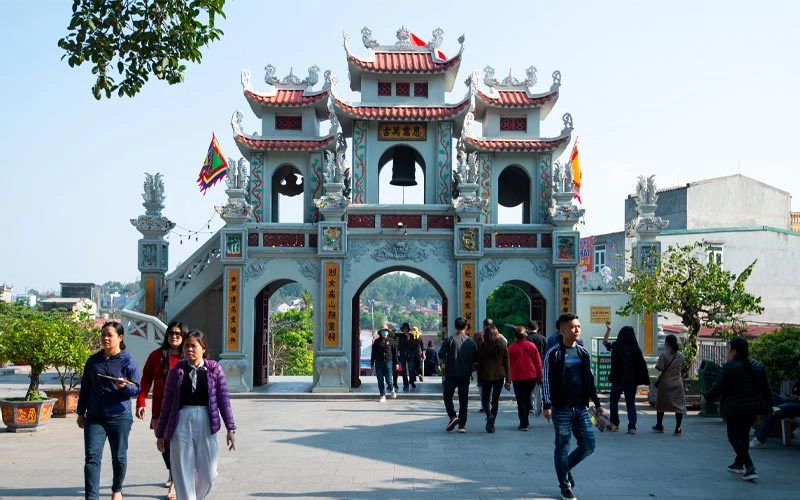 Đền chùa điểm đến tâm linh của du khách trong và ngoài nước