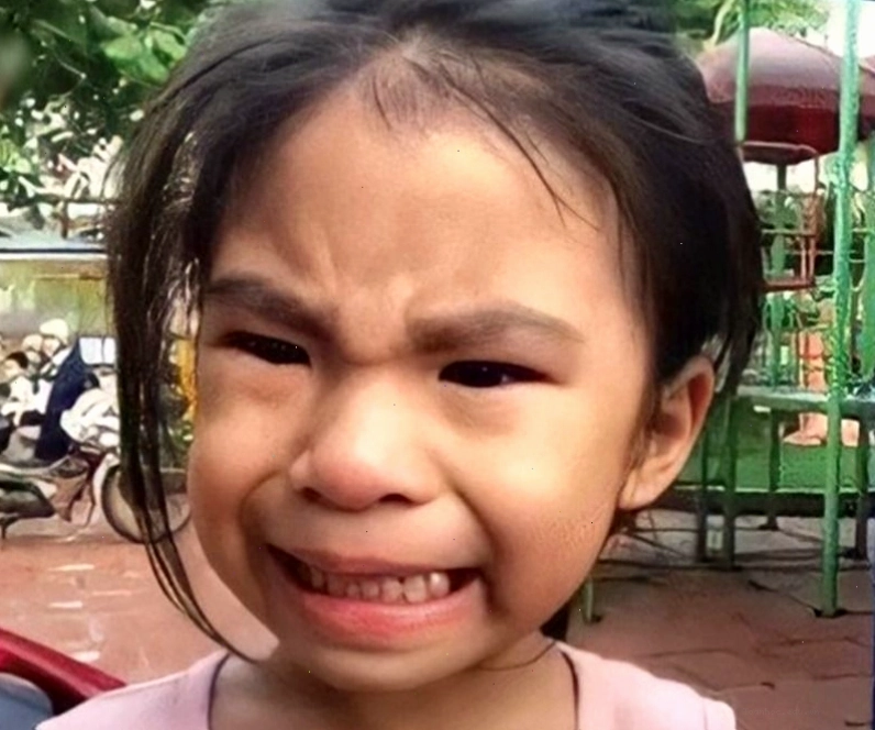 Ảnh meme em bé khóc với biểu cảm siêu hài