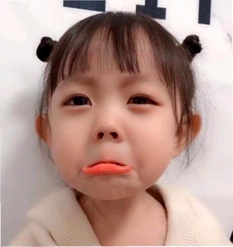 Ảnh meme em bé khóc với đôi mắt to tròn