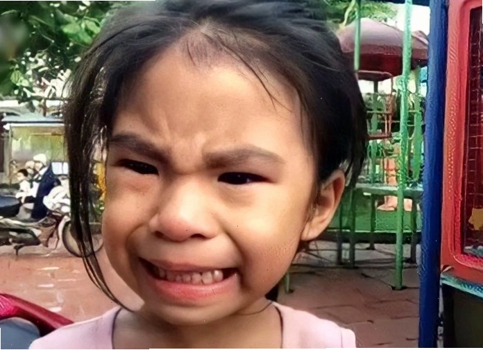 Biểu cảm viral của bé Kẹo khi vừa khóc vừa cười