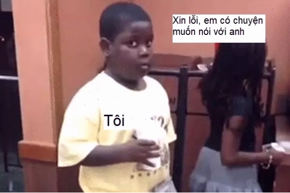 Cậu bé da đen với biểu cảm xin lỗi hài hước
