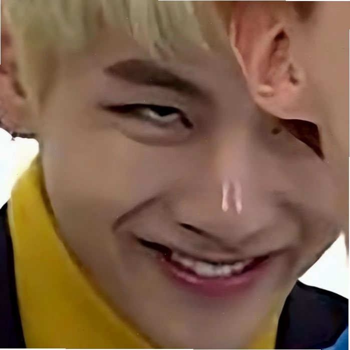 Hình ảnh meme cười đểu "chịu r"