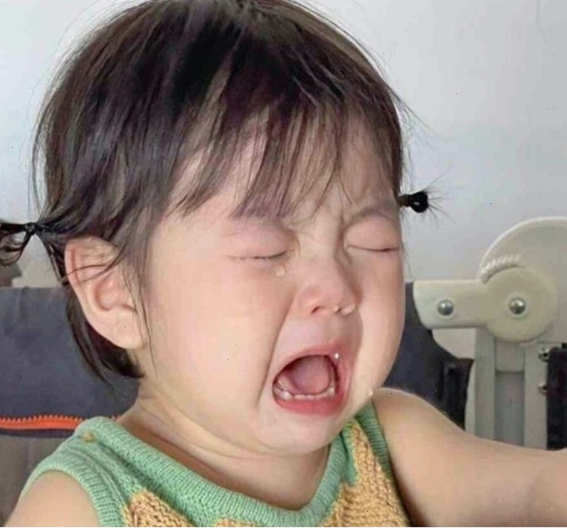 Hình ảnh meme em bé khóc với biểu cảm hài hước
