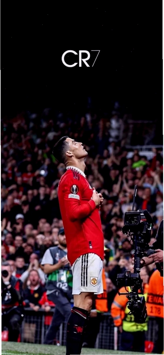Hình nền Ronaldo lịch lãm ngoài đời thường