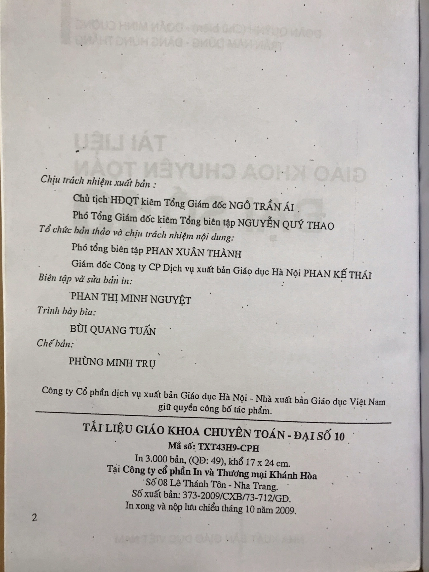 Học sinh đang tập trung giải bài tập Đại số