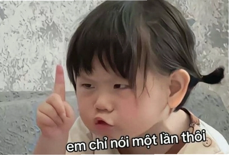 Meme cố lên với em bé đang cố gắng đứng dậy