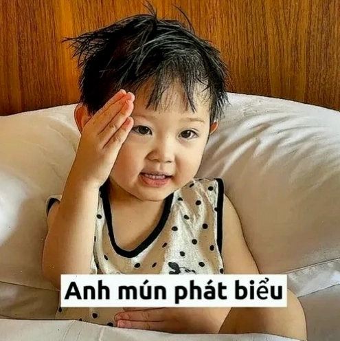 Meme em bé giơ tay biểu cảm gây cười tự nhiên và đáng yêu