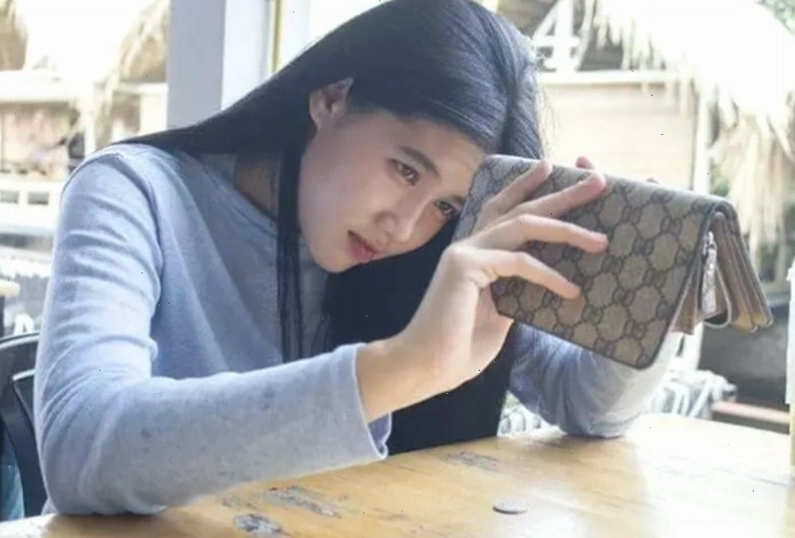 Meme hết tiền nhưng vẫn cố gắng online