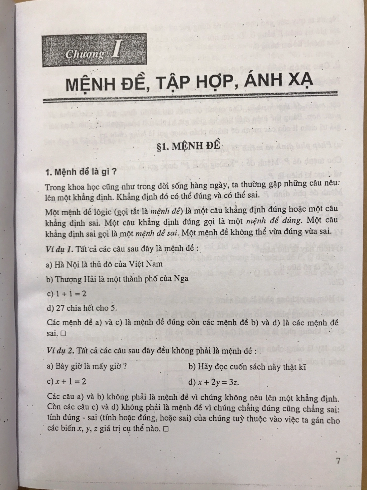 Người dùng đang đọc tài liệu PDF trên máy tính