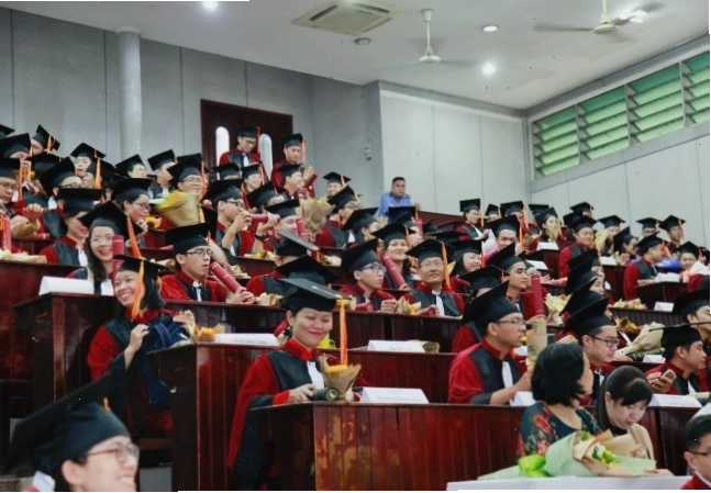 Sinh viên đang tập trung học tập môn toán giải tích tại giảng đường đại học