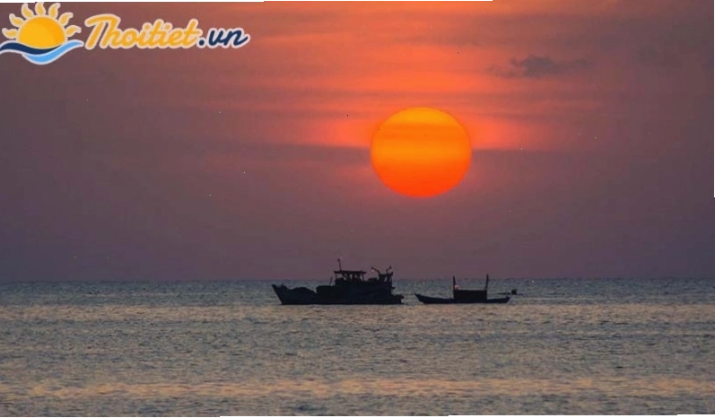 Cảnh tượng hoàng hôn sau cơn mưa tại đô thị