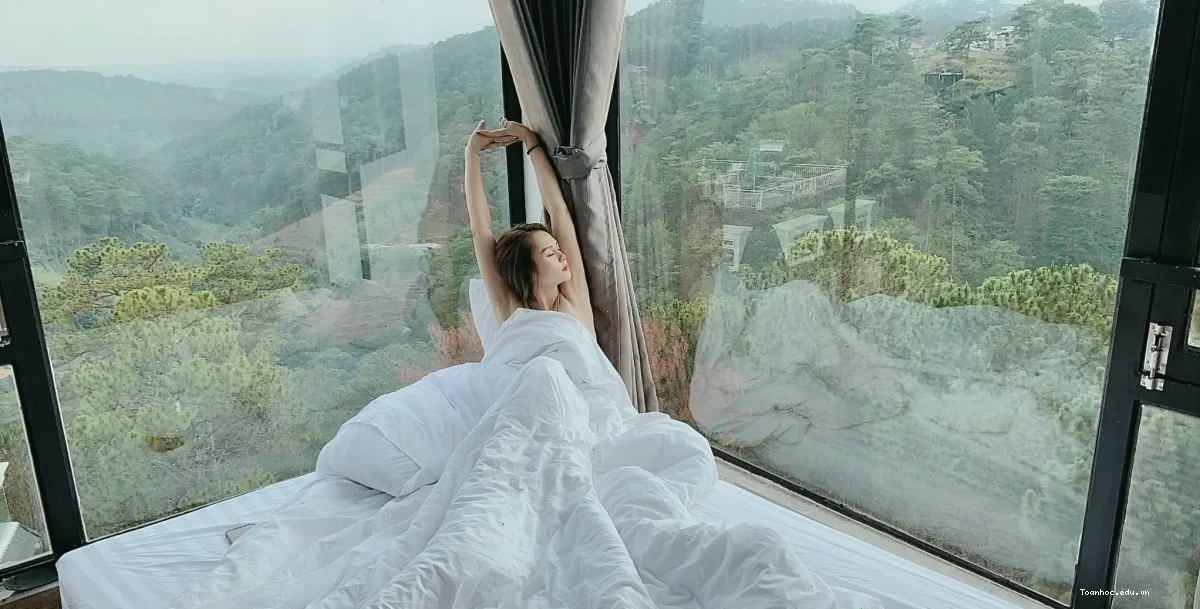 Cảnh bình minh tại khách sạn Đà Lạt view thung lũng Romeo Juliet