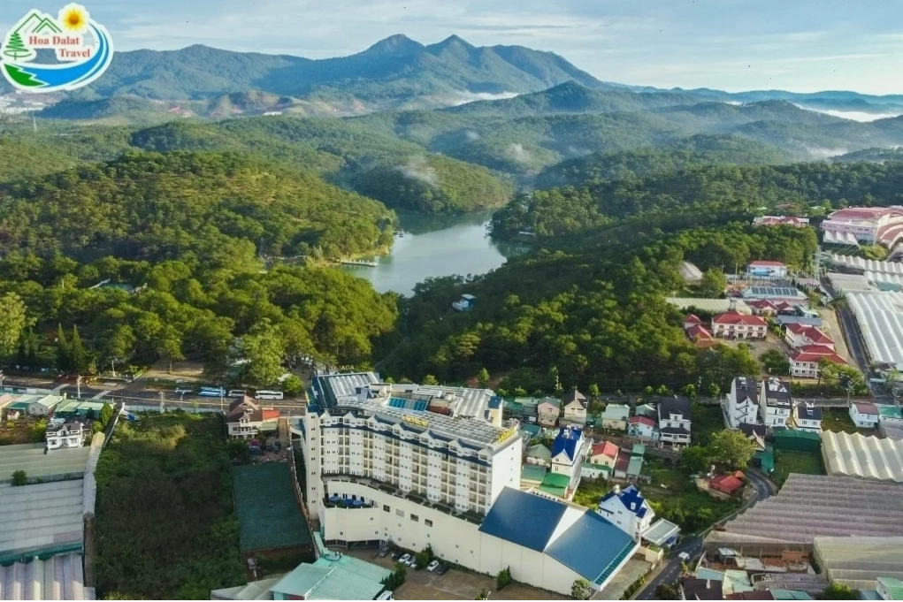 Góc ban công đẹp tại khách sạn Đà Lạt view thung lũng Boho Boutique